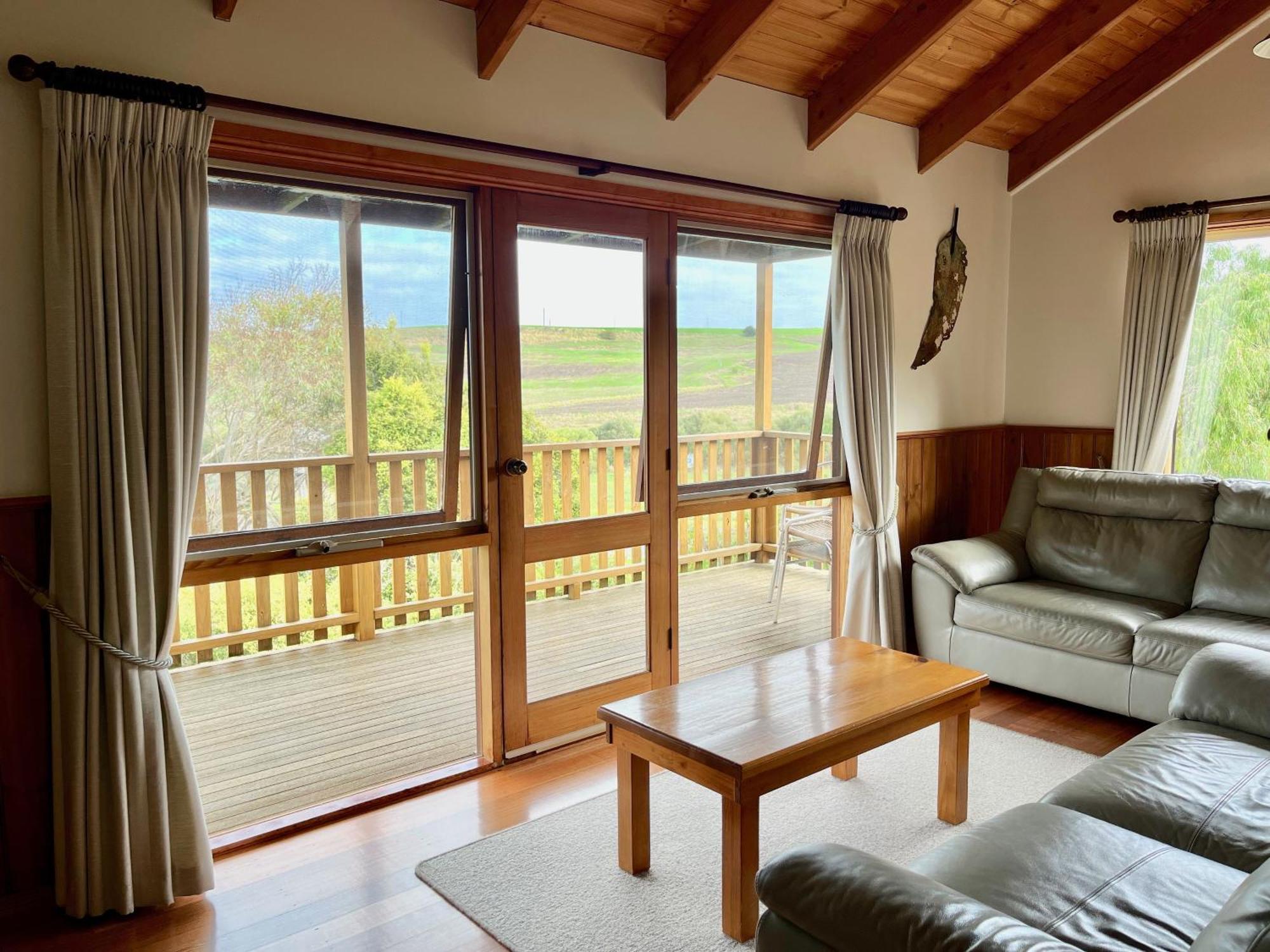 Daysy Hill Country Cottages Port Campbell Room photo