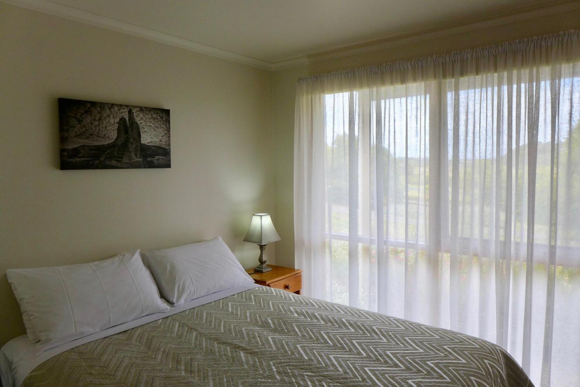 Daysy Hill Country Cottages Port Campbell Room photo