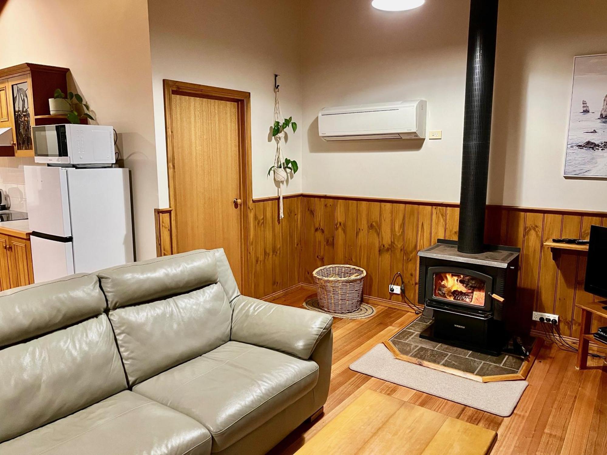 Daysy Hill Country Cottages Port Campbell Room photo