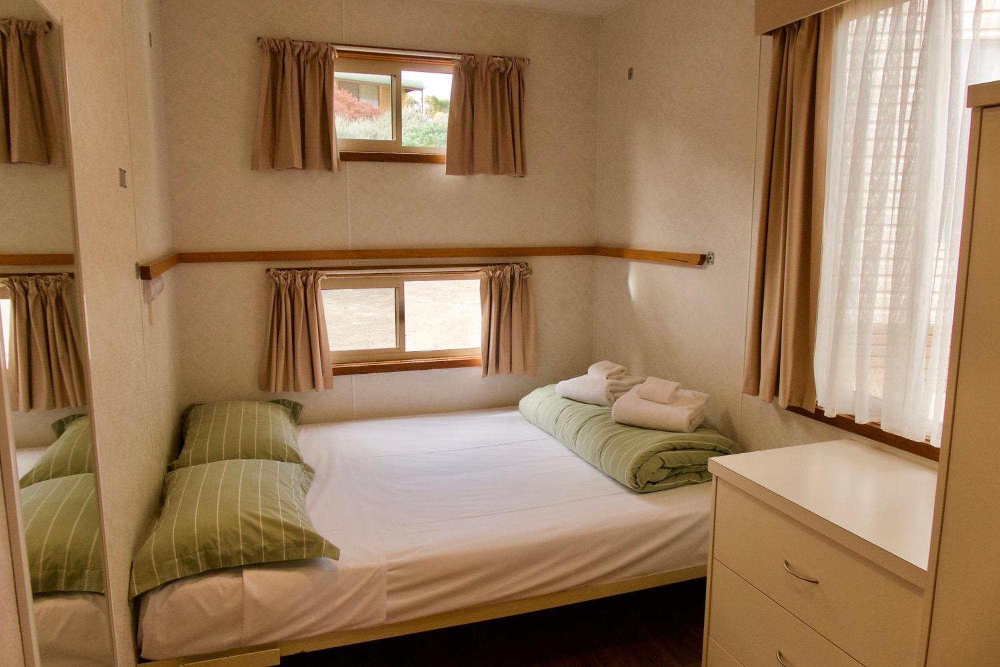 Daysy Hill Country Cottages Port Campbell Room photo