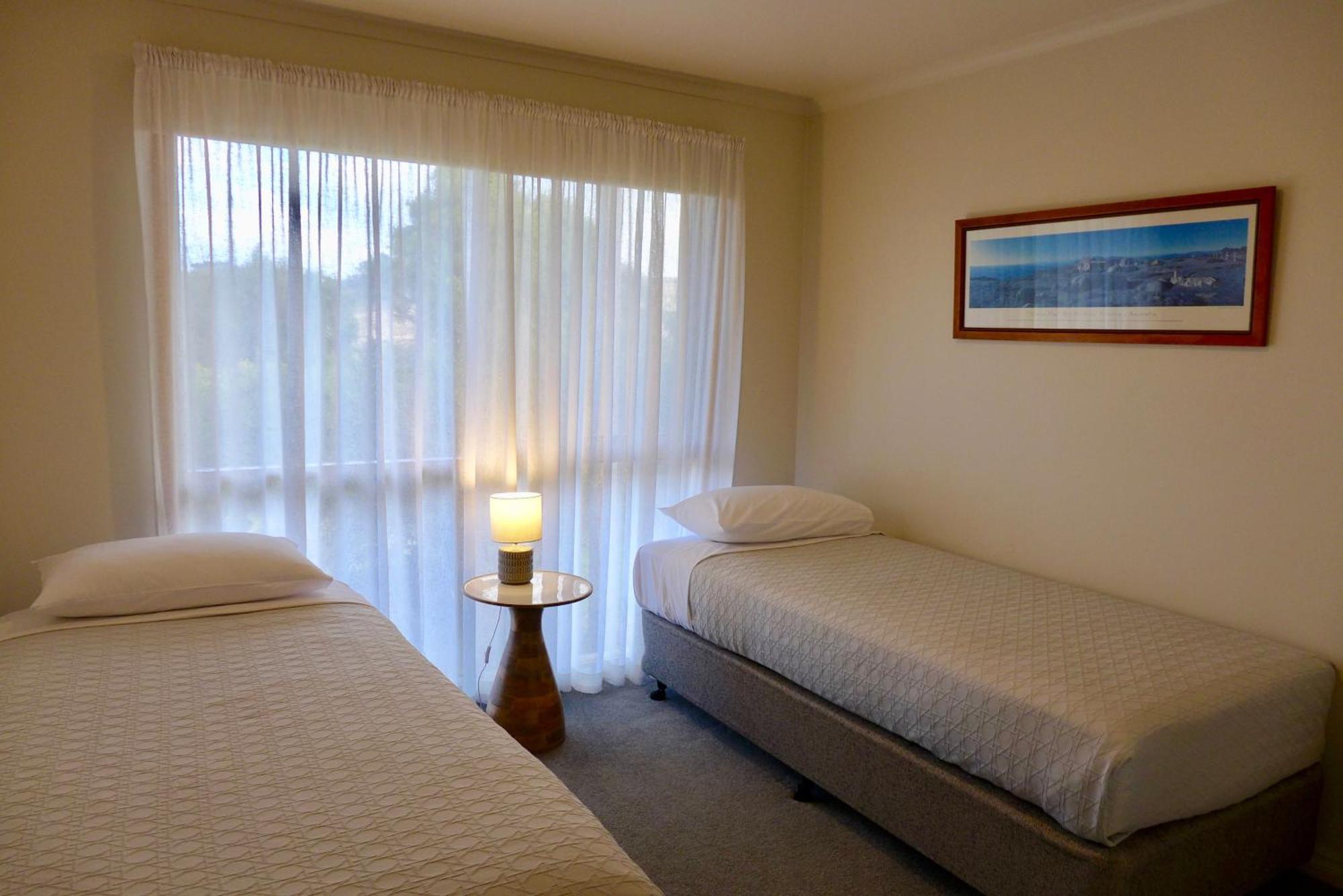 Daysy Hill Country Cottages Port Campbell Room photo